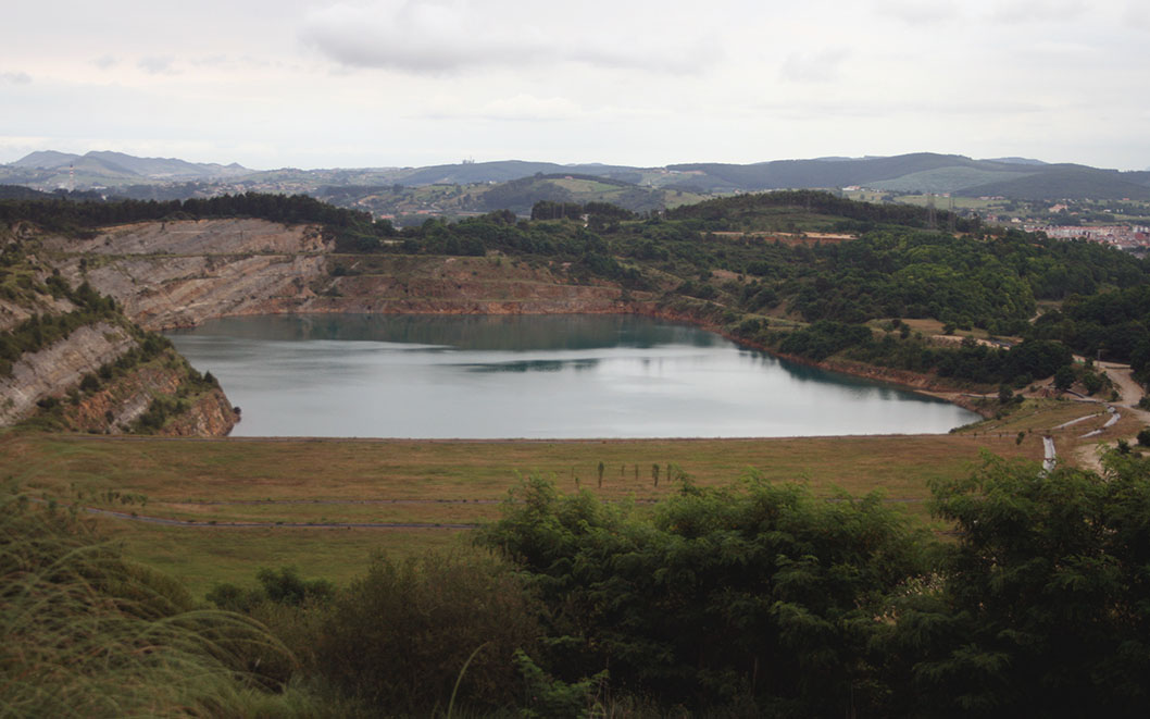 Lago artificial creado tras la inundación de la corta de la mina de zinc de Reocín